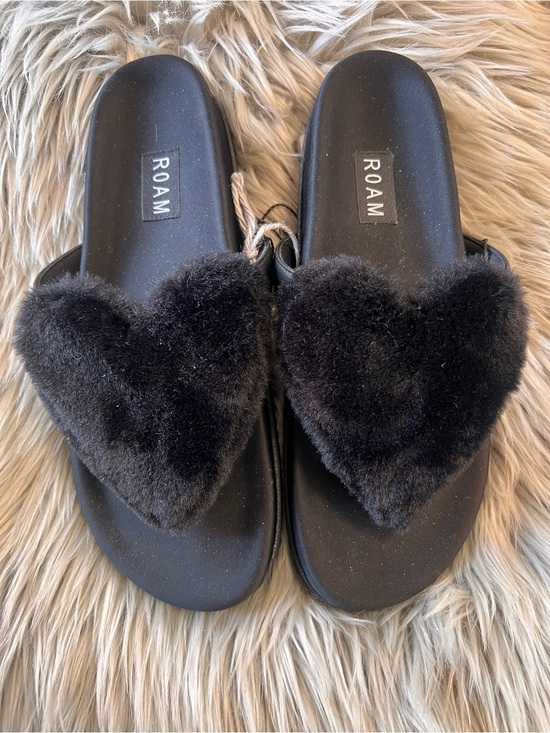 ROAM Shoes - NWT Roam furry love cloud sandal